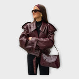 Kožená bunda s páskom a modernými detailmi