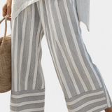 Sada Daisy s Asymetrickým Tričkom a Pruhovanými Kalhotami pre Moderný a Elegantný Štýl