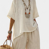 Celkový minimalistický Daisy v prírodných odtieňoch s oversized blúzou a širokými nohavicami pre jednoduchý a elegantný štýl