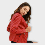 Elegantná kožená bunda s moderným strihom a nadčasovým štýlom